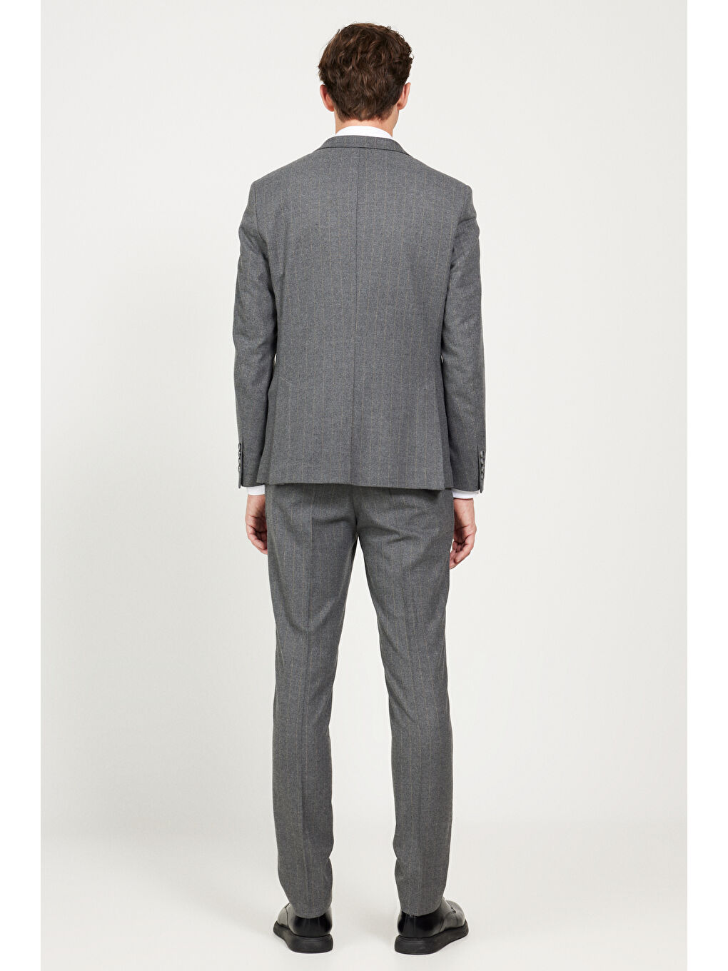 Erkek Koyu Gri Slim Fit Dar Kesim Kırlangıç Yaka Çizgili Takım Elbise-6