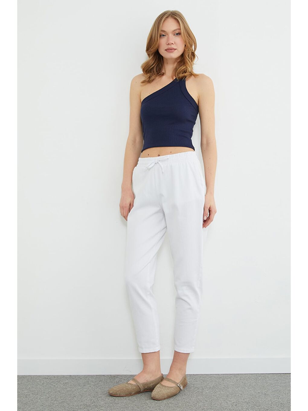 Beyaz Beli Bağlamalı Cepli Gabardin Pantolon-2