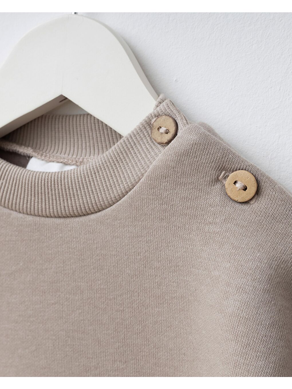 Erkek Bebek Pamuklu Bej Düğme Detaylı Sweatshirt Eşofman Takımı - Rahat Günlük Giyim-4