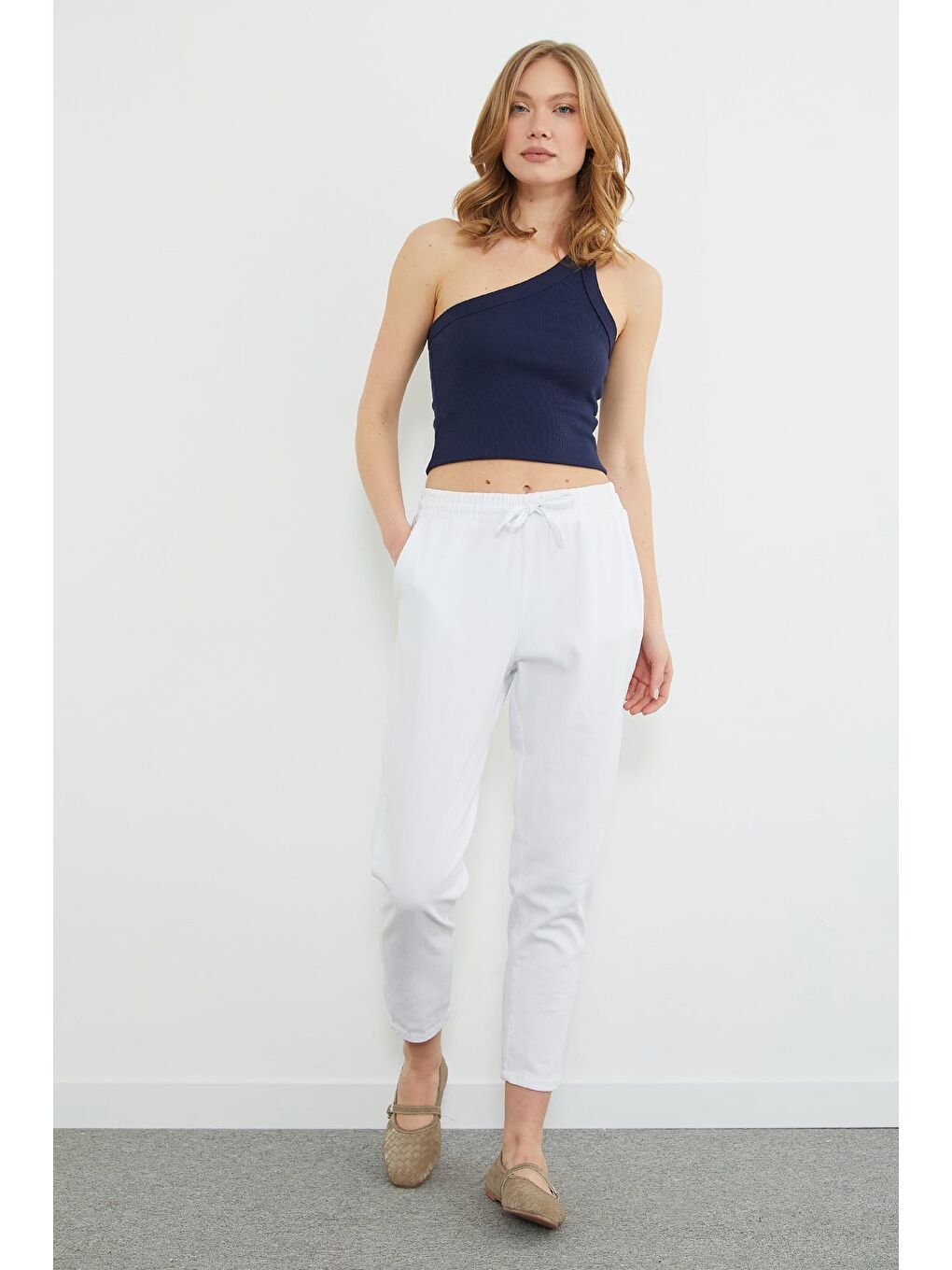 Beyaz Beli Bağlamalı Cepli Gabardin Pantolon-3