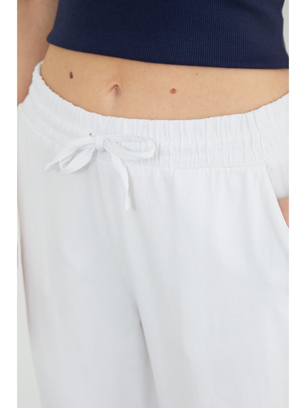 Beyaz Beli Bağlamalı Cepli Gabardin Pantolon-4