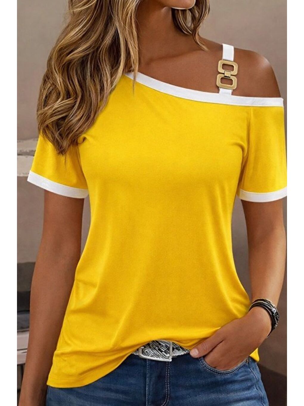 Sarı Kadın Kısa Kollu Tek Omuzu Açık Askı Toka Detaylı Viskon Bluz-1