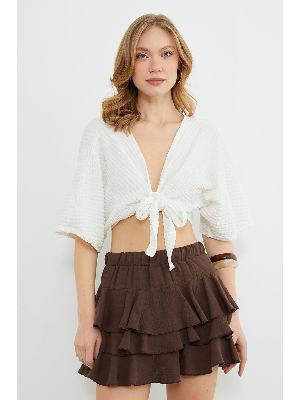 Beyaz Önü Bağlamalı Bürümcük Kumaş Crop Bluz