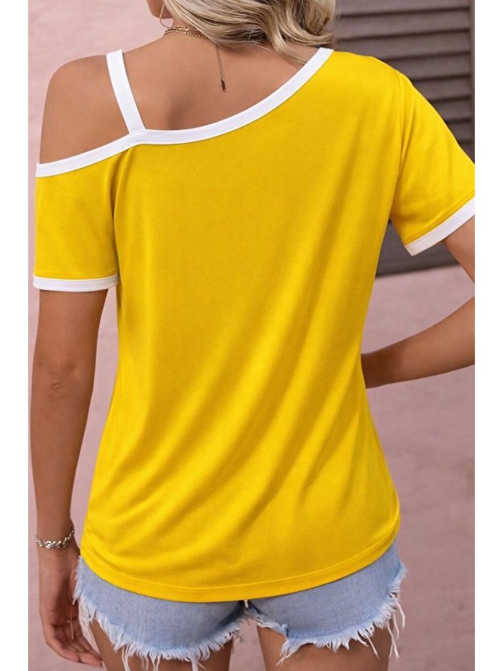 Sarı Kadın Kısa Kollu Tek Omuzu Açık Askı Toka Detaylı Viskon Bluz-2