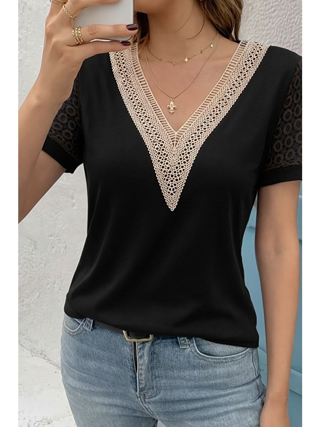 Siyah Kadın Kısa Kollu V Yakalı Dantel Detaylı Viskon Bluz-1
