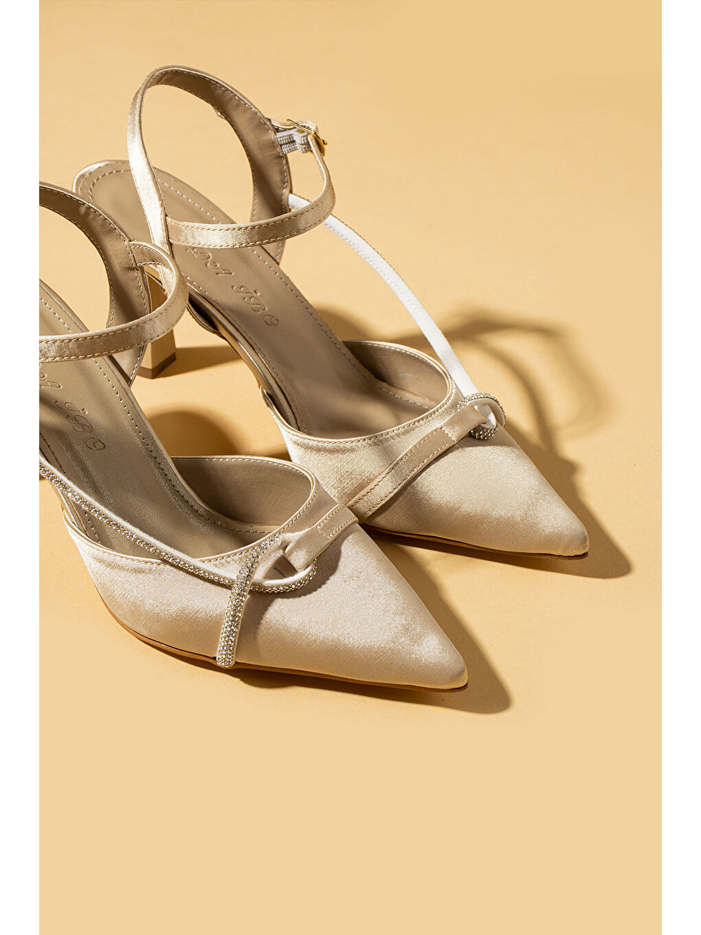 Bej Çapraz Taşlı Tokalı Bilekten Bantlı Kadın Topuklu Ayakkabı 71-409-25Saten-3