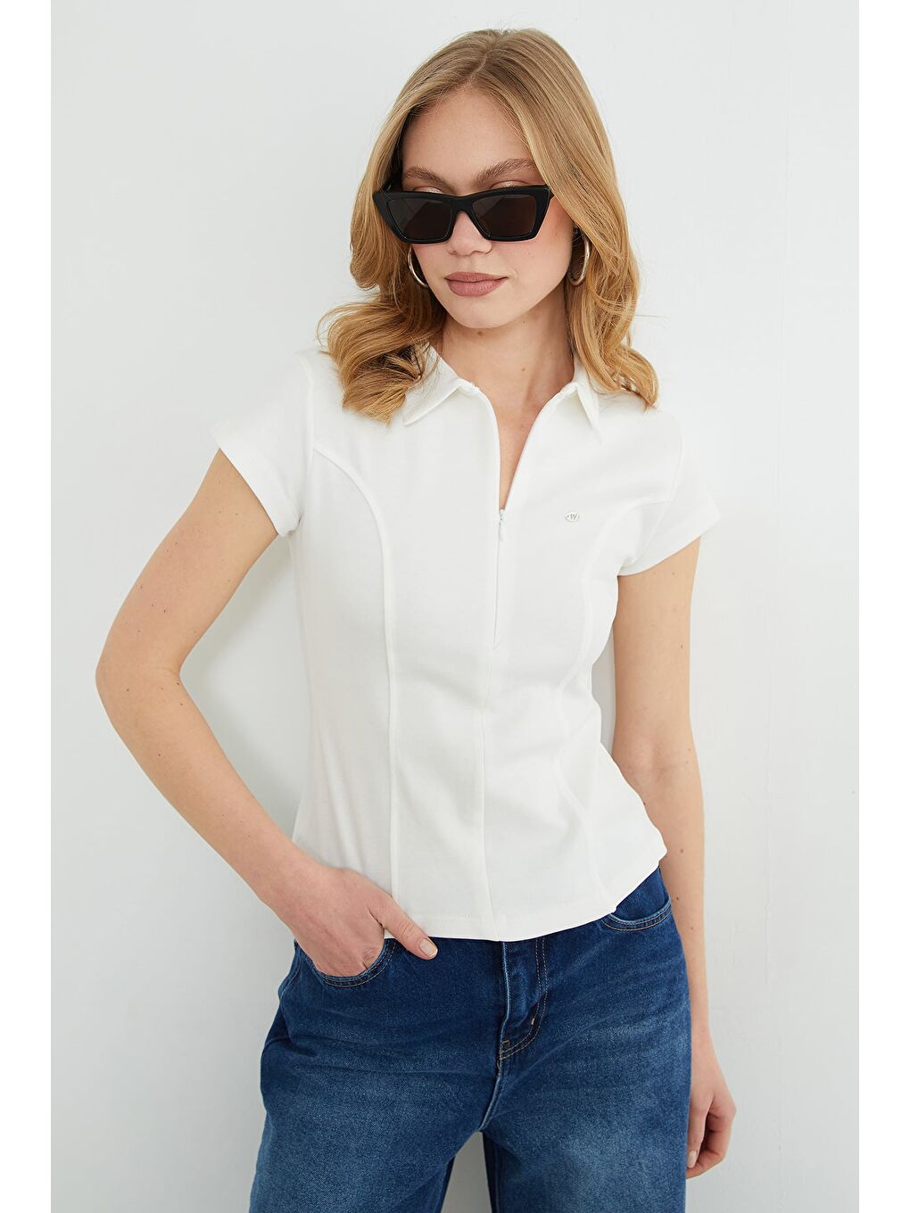 Beyaz Metal Aksesuarlı Yarım Fermuarlı Slim Fit Tişört