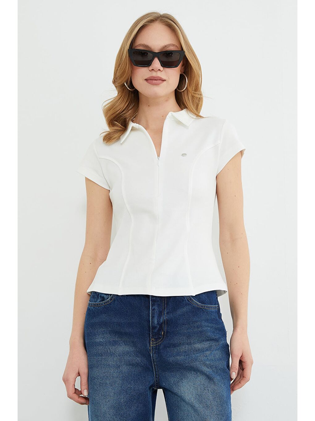 Beyaz Metal Aksesuarlı Yarım Fermuarlı Slim Fit Tişört-1