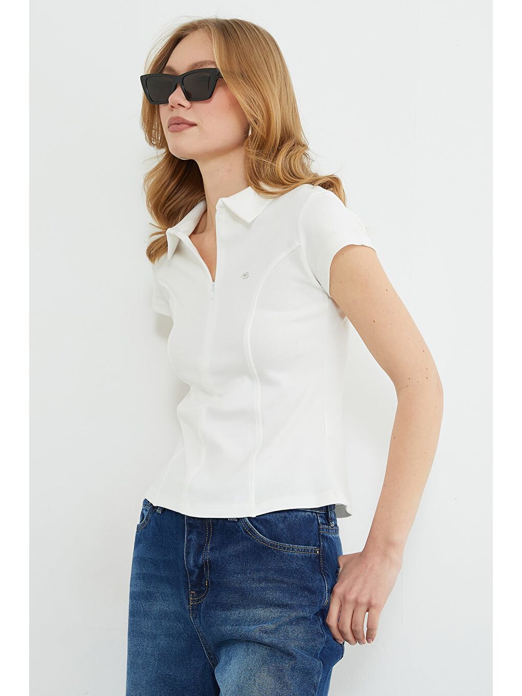 Beyaz Metal Aksesuarlı Yarım Fermuarlı Slim Fit Tişört-2