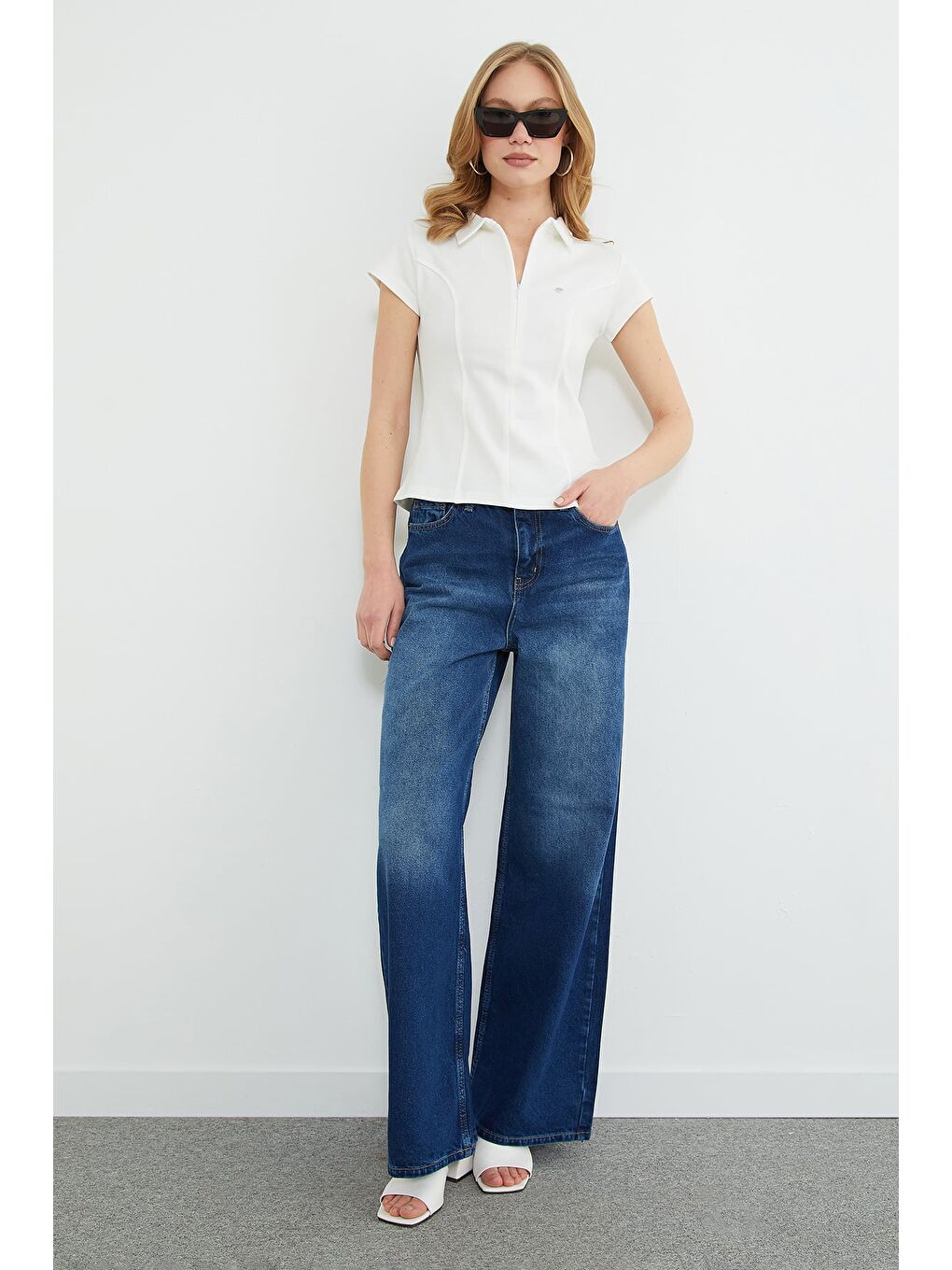 Beyaz Metal Aksesuarlı Yarım Fermuarlı Slim Fit Tişört-3