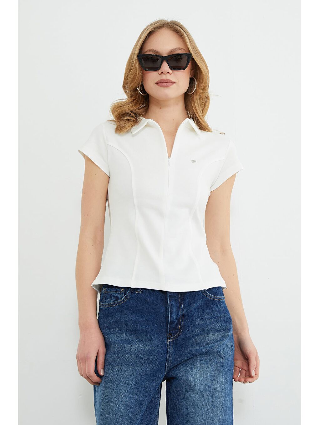 Beyaz Metal Aksesuarlı Yarım Fermuarlı Slim Fit Tişört-4