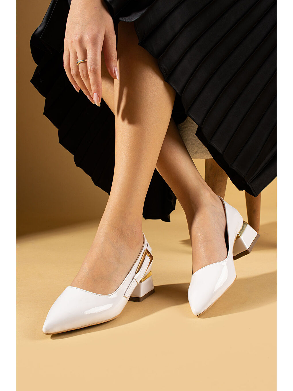 Beyaz Toka Detaylı Sivri Burun Kadın Topuklu Ayakkabı 71-900-24Rugan-1
