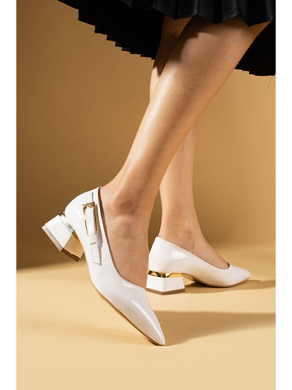 Beyaz Toka Detaylı Sivri Burun Kadın Topuklu Ayakkabı 71-900-24Rugan-2
