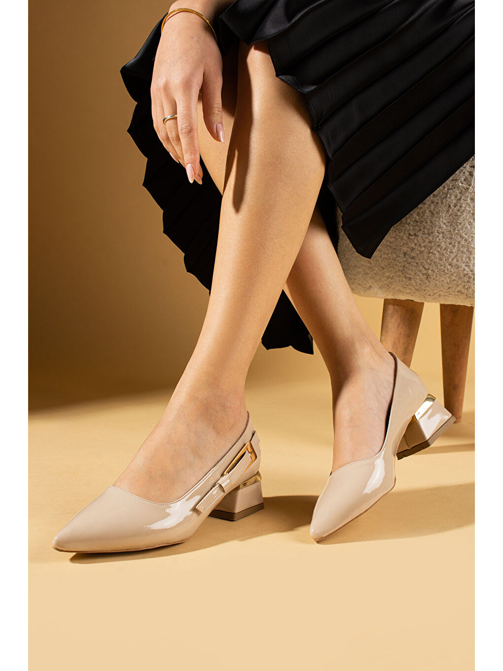 Bej Toka Detaylı Sivri Burun Kadın Topuklu Ayakkabı 71-900-24Rugan-1