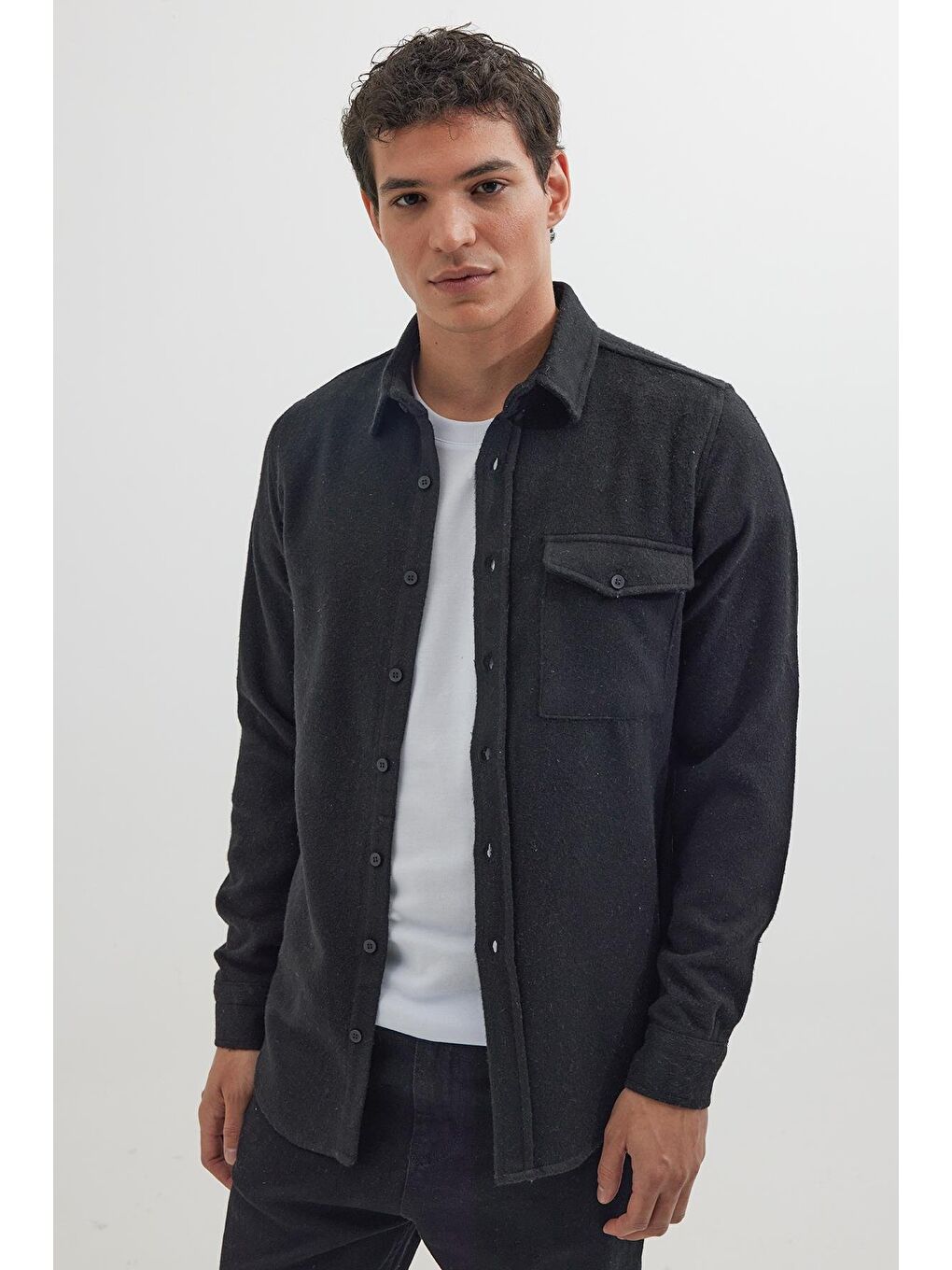 Erkek Slim Fit Tek Cep Kapaklı Düz Oduncu Spor Siyah Gömlek