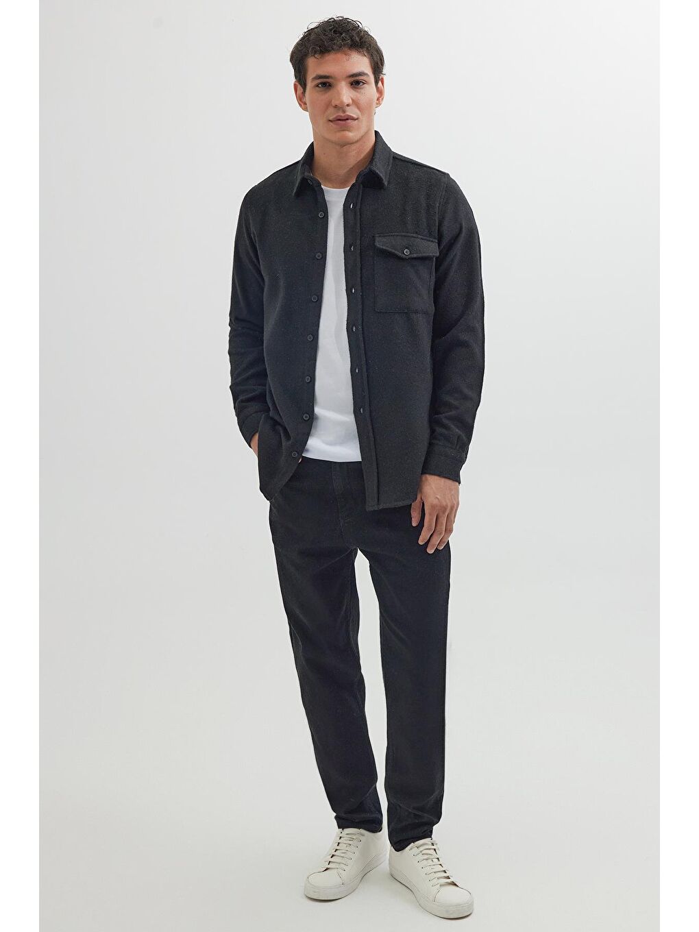 Erkek Slim Fit Tek Cep Kapaklı Düz Oduncu Spor Siyah Gömlek-3