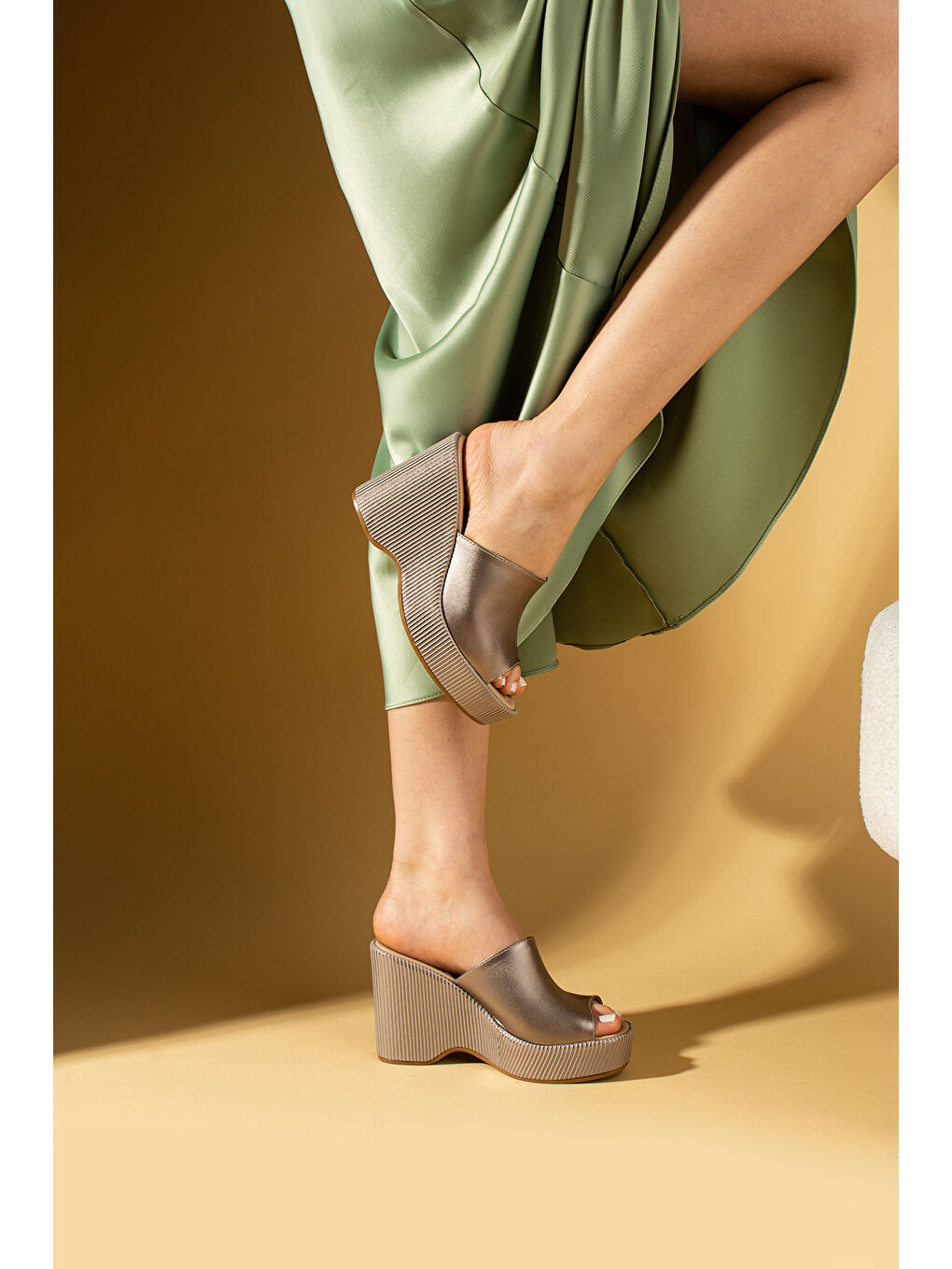 Gri Önü Açık Dolgu Topuklu Kadın Terlik 016-1013-25-2