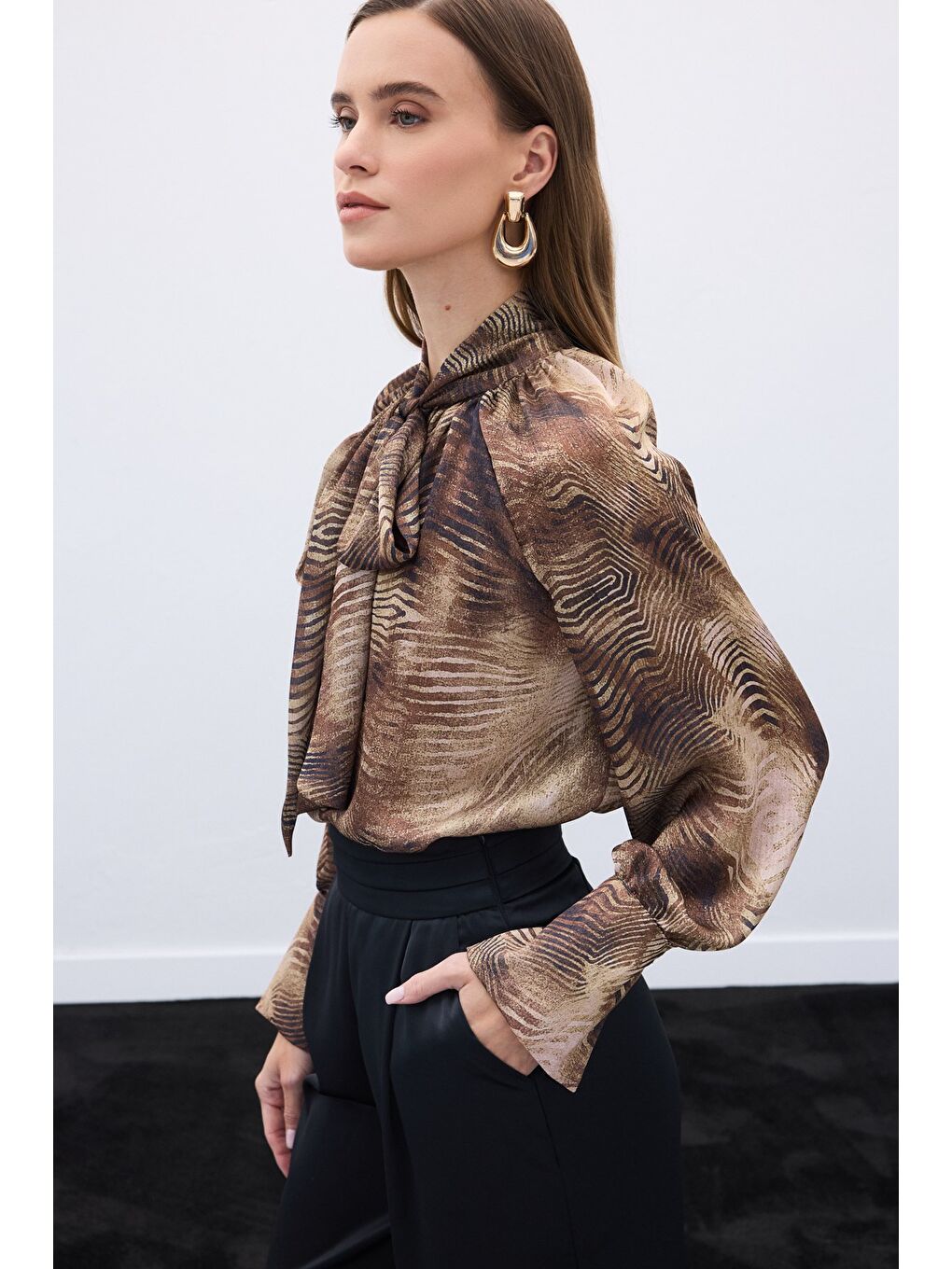 Kahverengi Desenli Fular Detaylı Bluz - Kahve-1