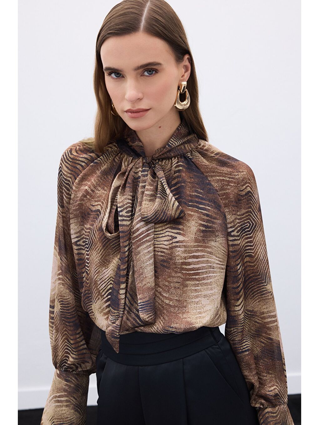 Kahverengi Desenli Fular Detaylı Bluz - Kahve-2