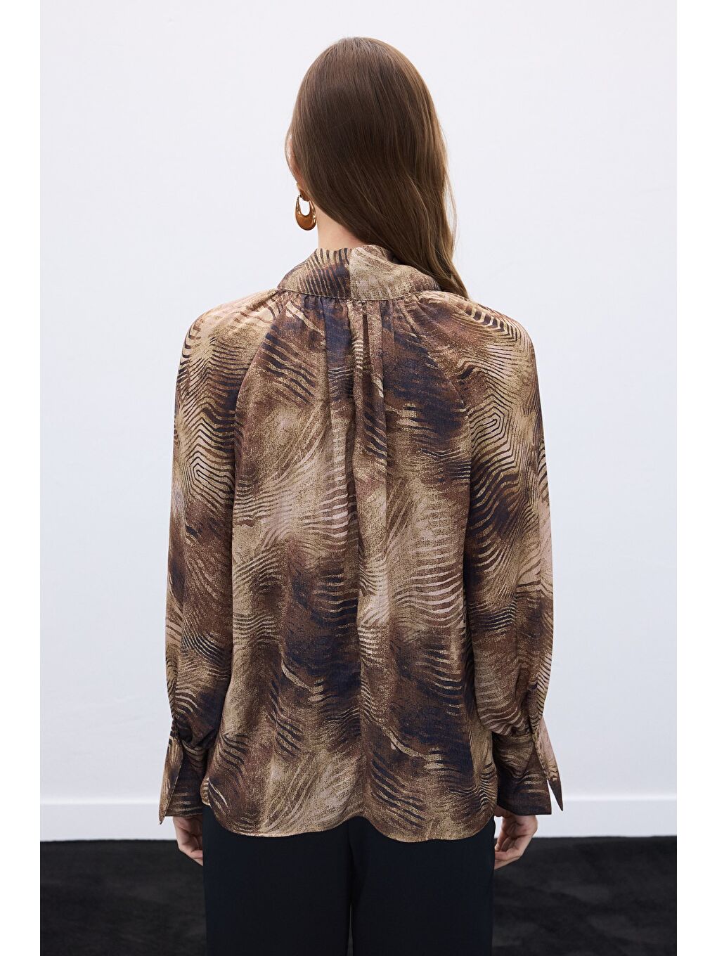 Kahverengi Desenli Fular Detaylı Bluz - Kahve-3