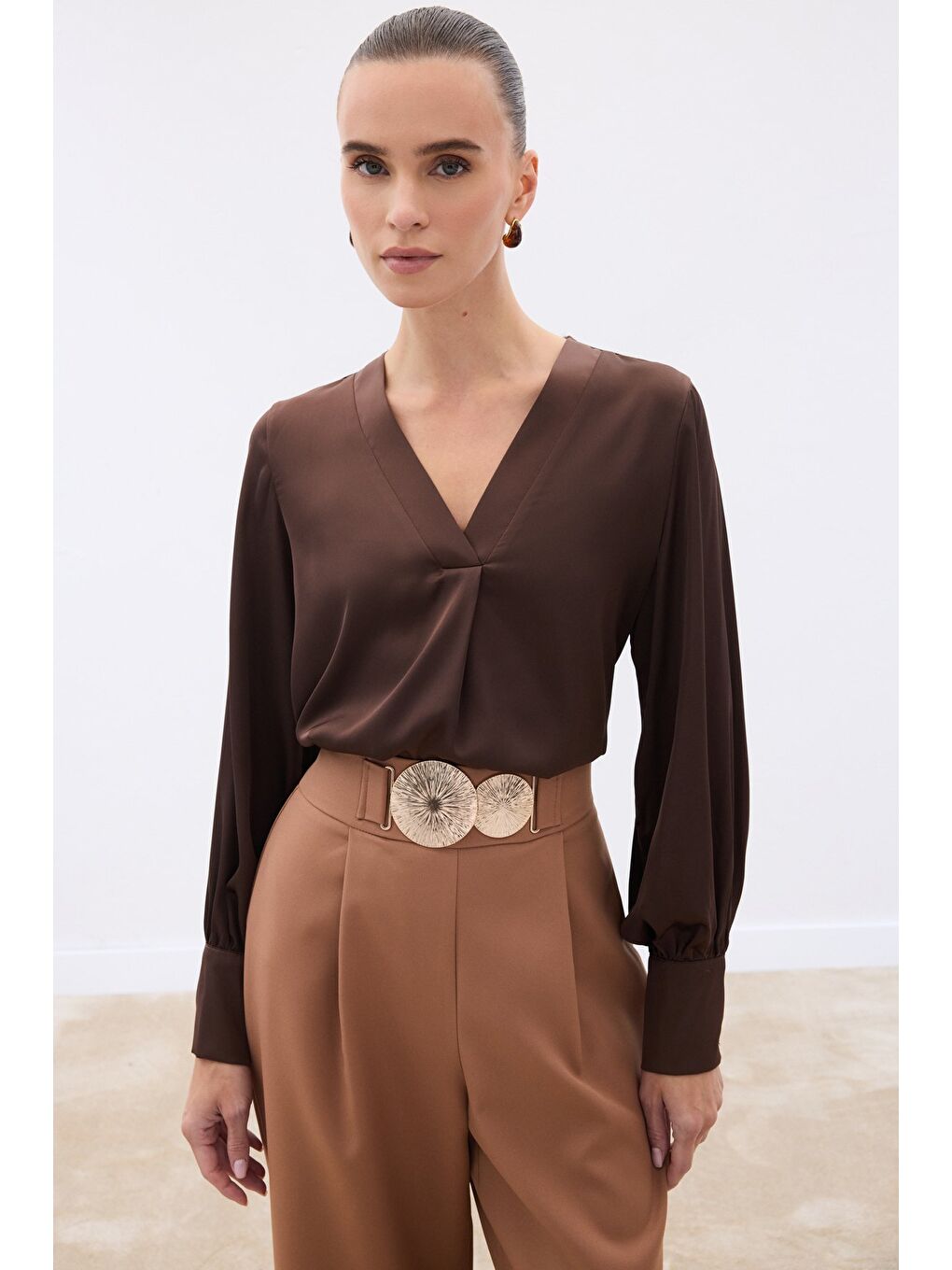 Kahverengi V Yaka Saten Bluz - Koyu Kahve