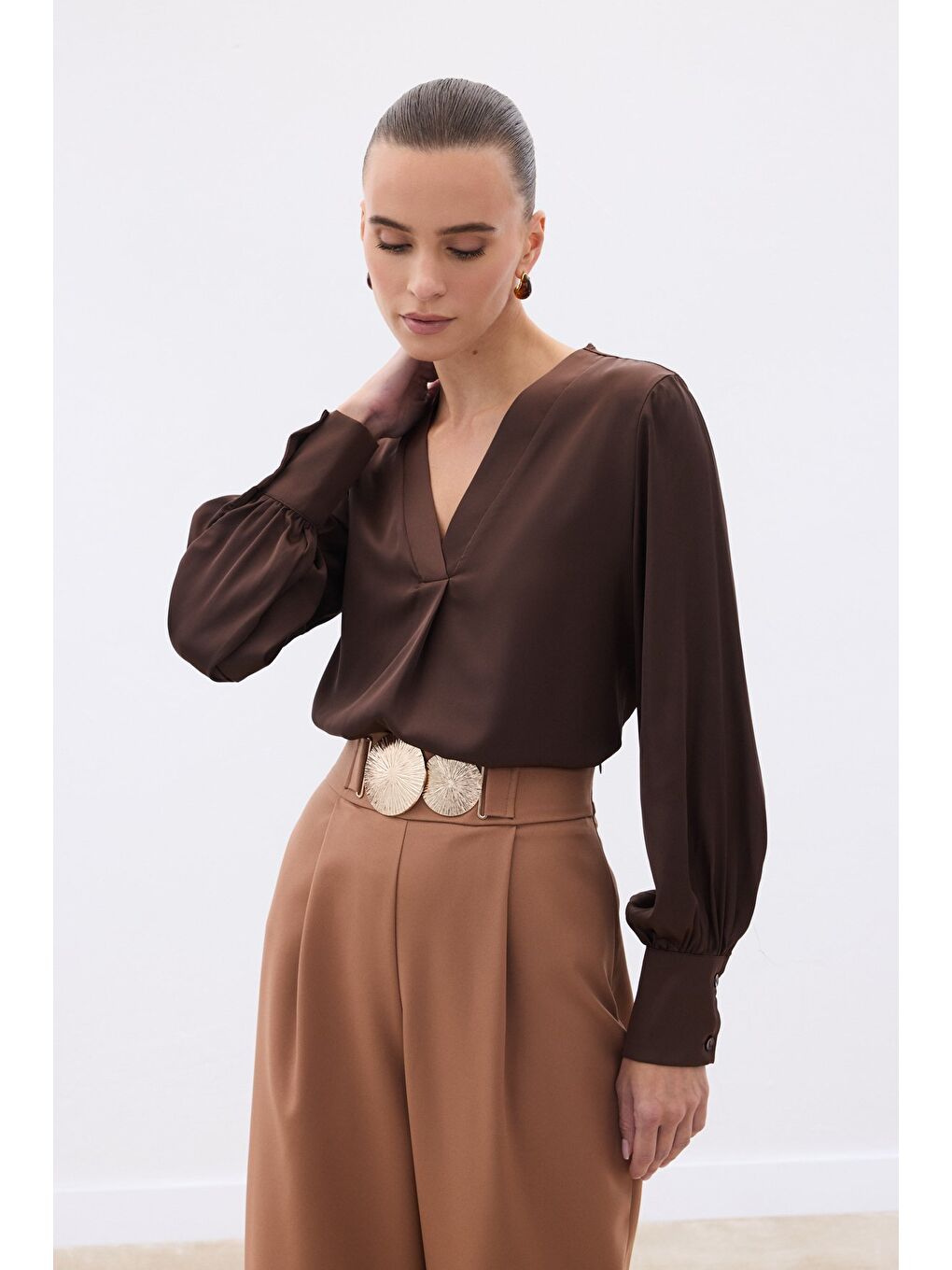 Kahverengi V Yaka Saten Bluz - Koyu Kahve-1
