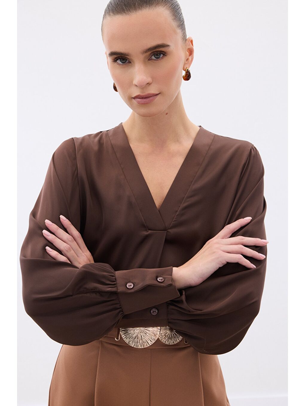 Kahverengi V Yaka Saten Bluz - Koyu Kahve-2