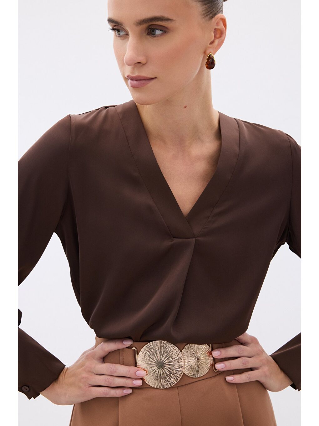 Kahverengi V Yaka Saten Bluz - Koyu Kahve-3