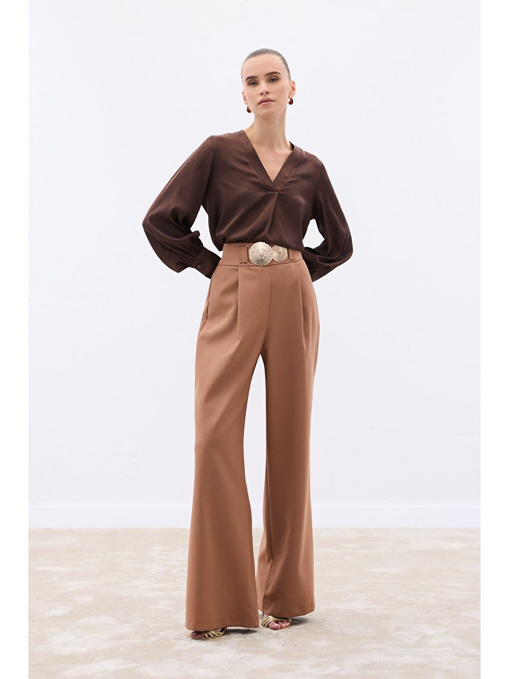 Kahverengi V Yaka Saten Bluz - Koyu Kahve-4