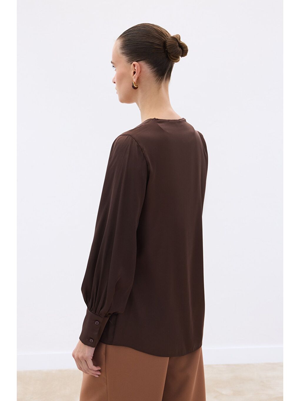 Kahverengi V Yaka Saten Bluz - Koyu Kahve-5