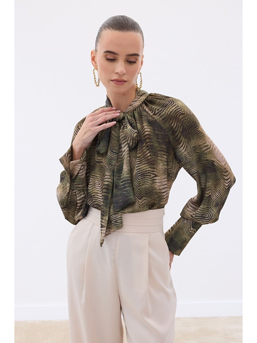 Desenli Fular Detaylı Bluz - Haki-2