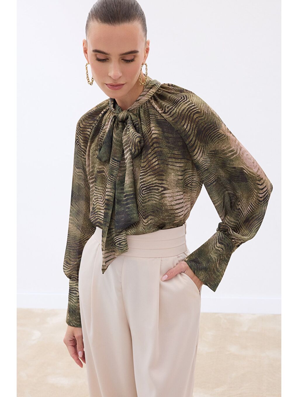 Desenli Fular Detaylı Bluz - Haki-3