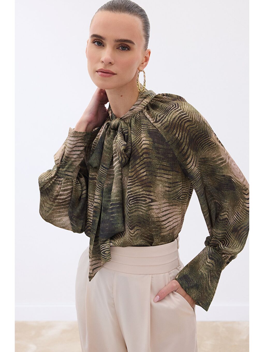 Desenli Fular Detaylı Bluz - Haki-4
