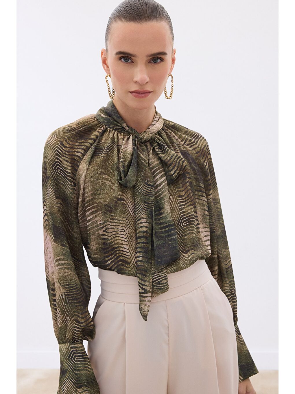 Desenli Fular Detaylı Bluz - Haki-5