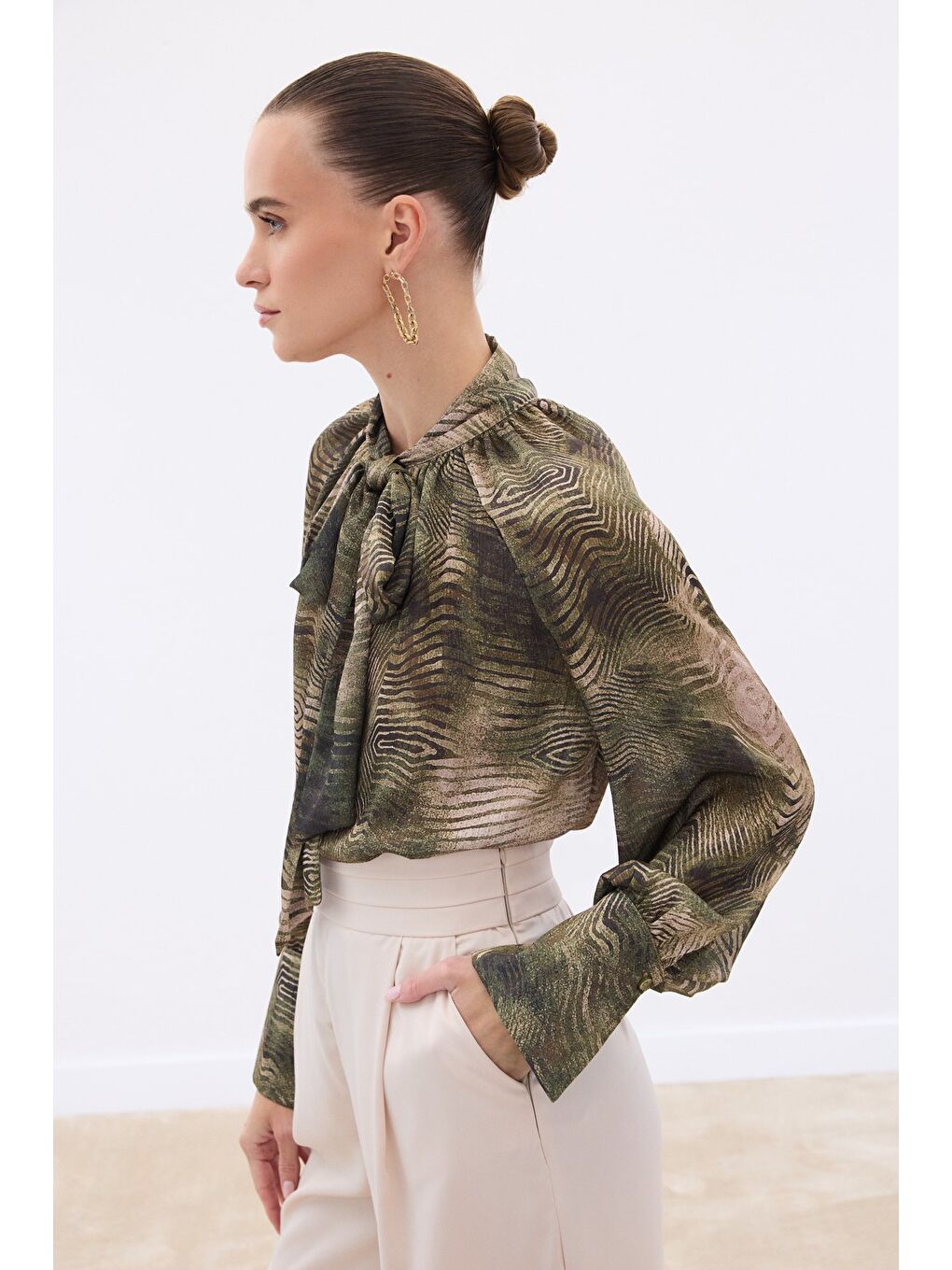 Desenli Fular Detaylı Bluz - Haki-6