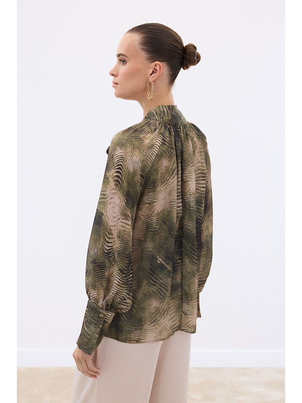 Desenli Fular Detaylı Bluz - Haki-7