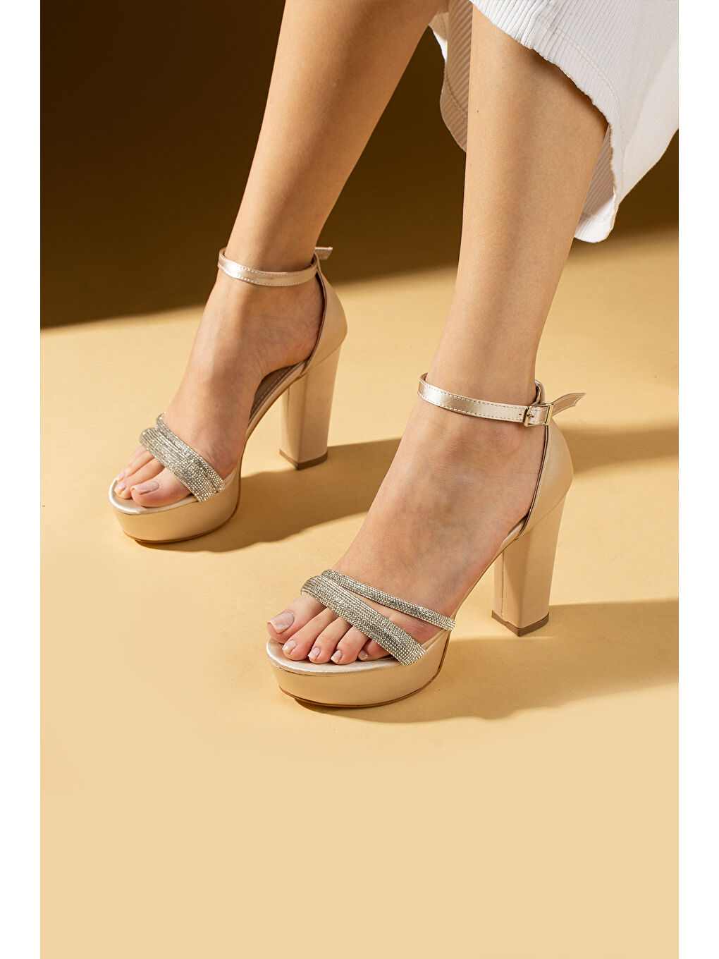 Bej Kalın Bant Üzeri Parlak Taşlı Platform Topuklu Tokalı Kadın Ayakkabı 018-73-25Saten