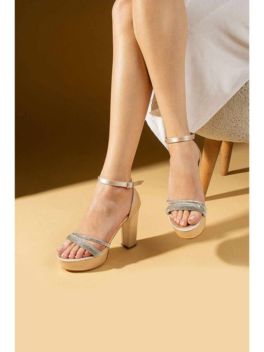 Bej Kalın Bant Üzeri Parlak Taşlı Platform Topuklu Tokalı Kadın Ayakkabı 018-73-25Saten-1