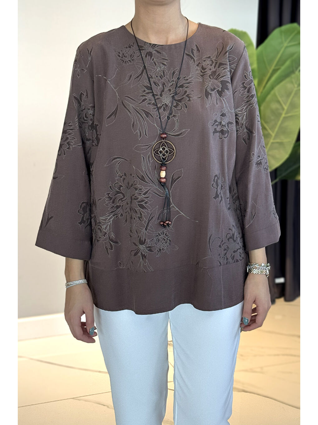 Kahverengi Kolye Detaylı Desenli Bluz 31532 Kahve-4