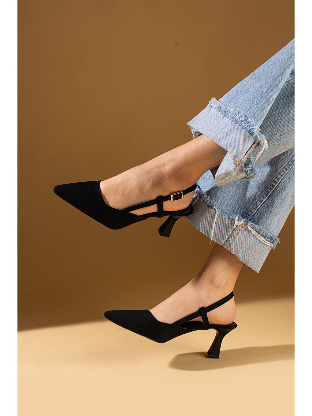Siyah Sivri Burun Kadeh Topuklu Slingback Kadın Ayakkabı 71-531-25Saten