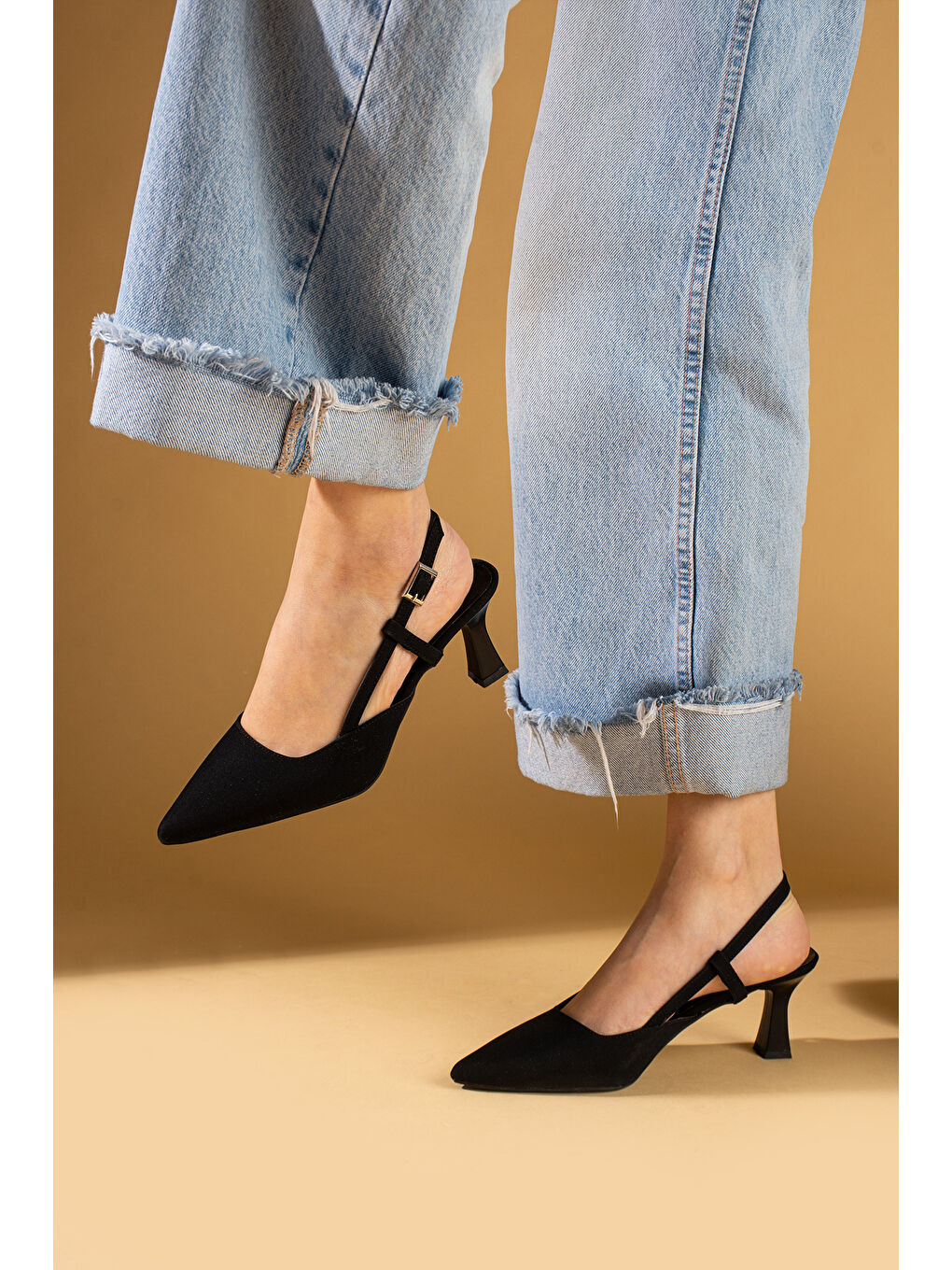 Siyah Sivri Burun Kadeh Topuklu Slingback Kadın Ayakkabı 71-531-25Saten-1