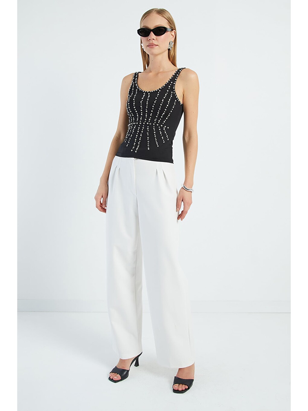 Siyah Taş İşlemeli Kalın Askılı Slim Fit Bluz-2