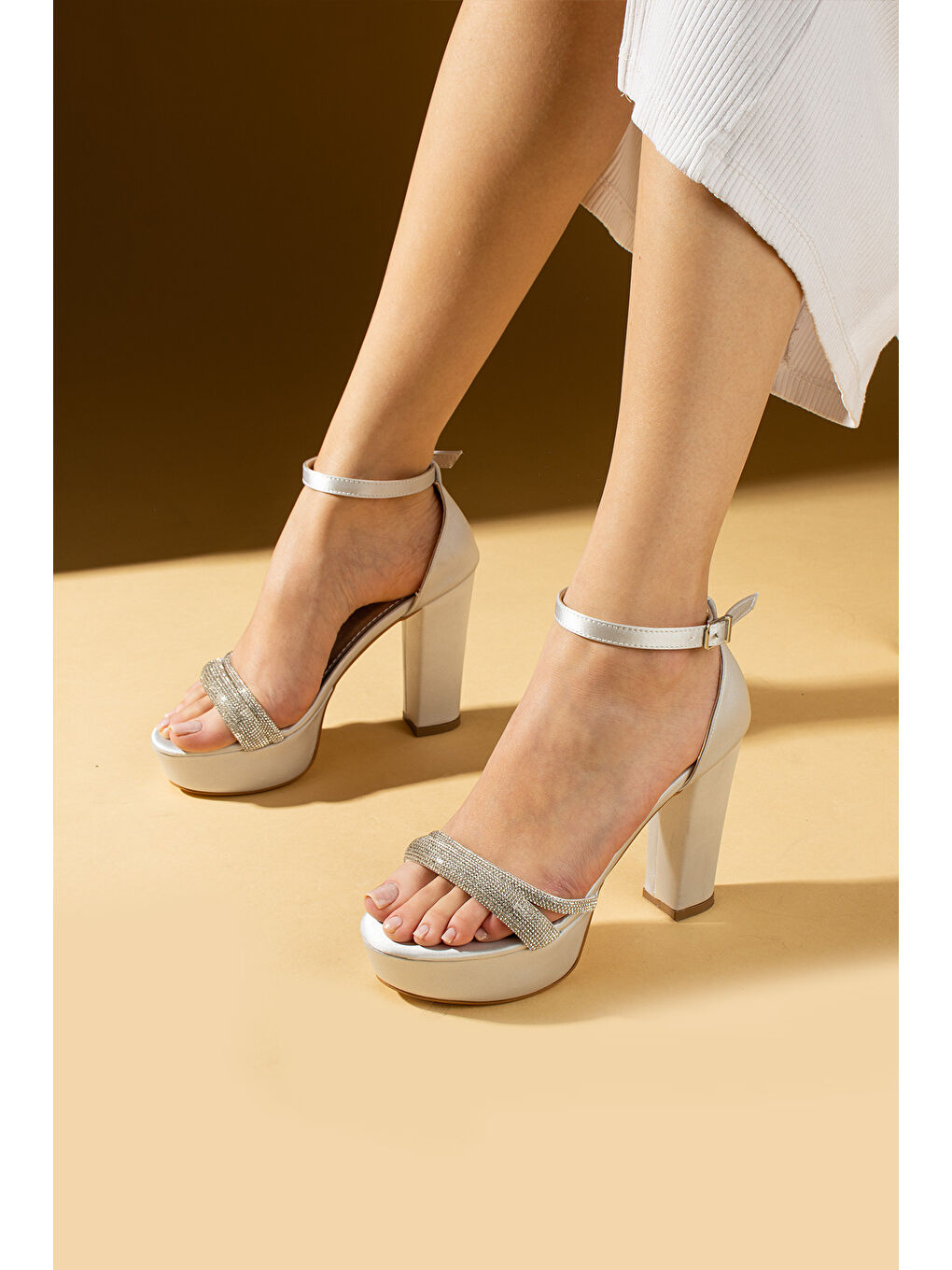 Gri Kalın Bant Üzeri Parlak Taşlı Platform Topuklu Tokalı Kadın Ayakkabı 018-73-25Saten