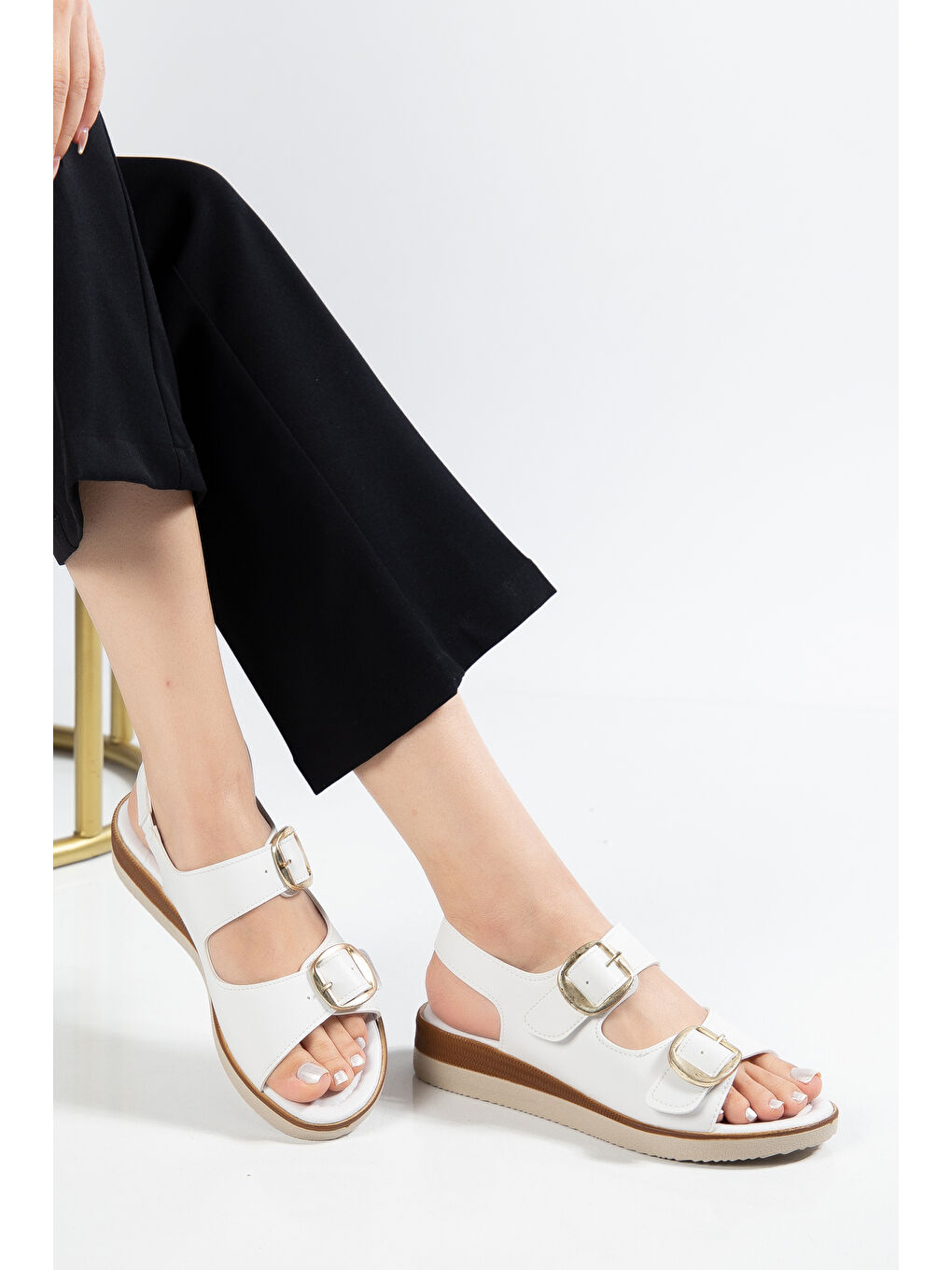 Beyaz D0763 Günlük Ortopedik Çift Bantlı Tokalı Kadın Sandalet