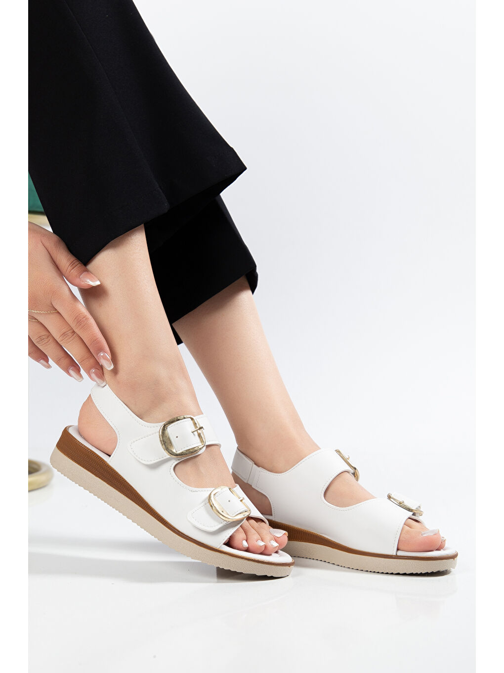 Beyaz D0763 Günlük Ortopedik Çift Bantlı Tokalı Kadın Sandalet-2