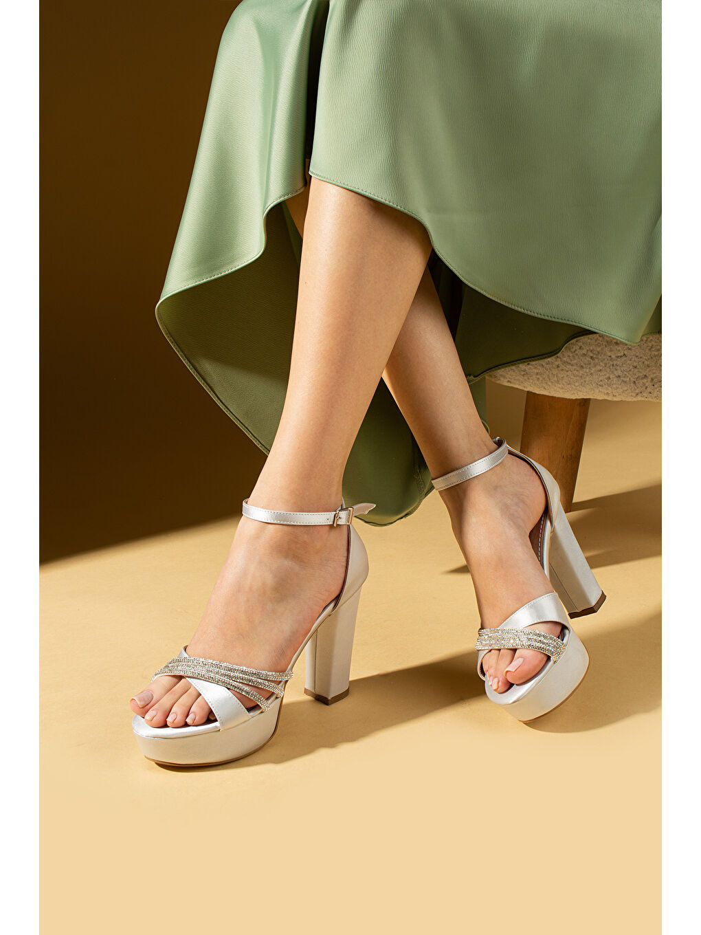 Gri Çapraz Bant Üzeri Parlak Taşlı Platform Topuklu Tokalı Kadın Ayakkabı 018-74-25Saten