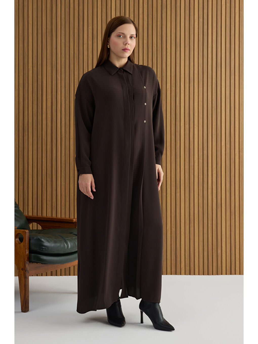 Kahverengi Koza Logolu Elbise