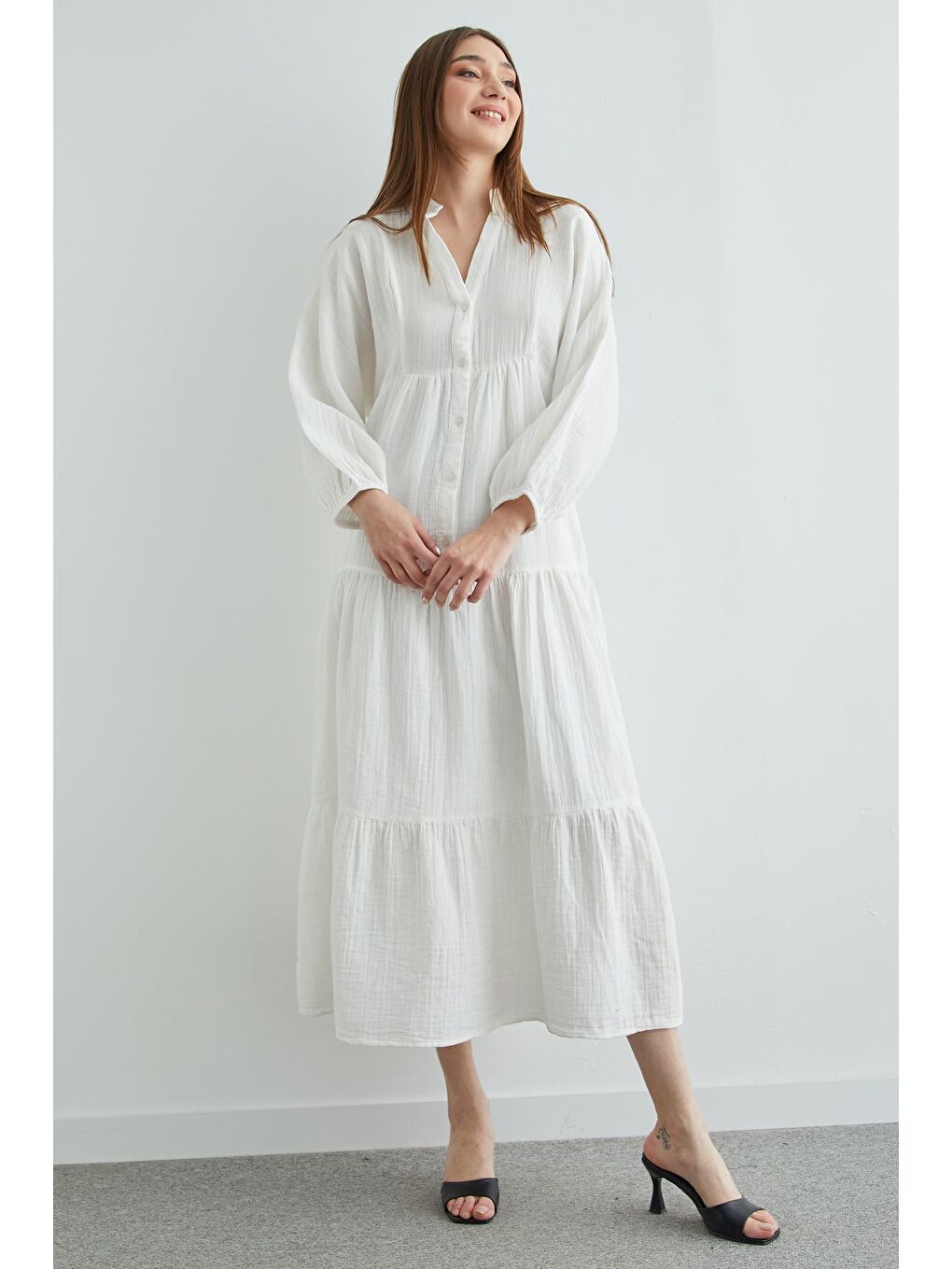 Beyaz Fullamodest Yarım Düğmeli Hakim Yaka Müslin Elbise-4