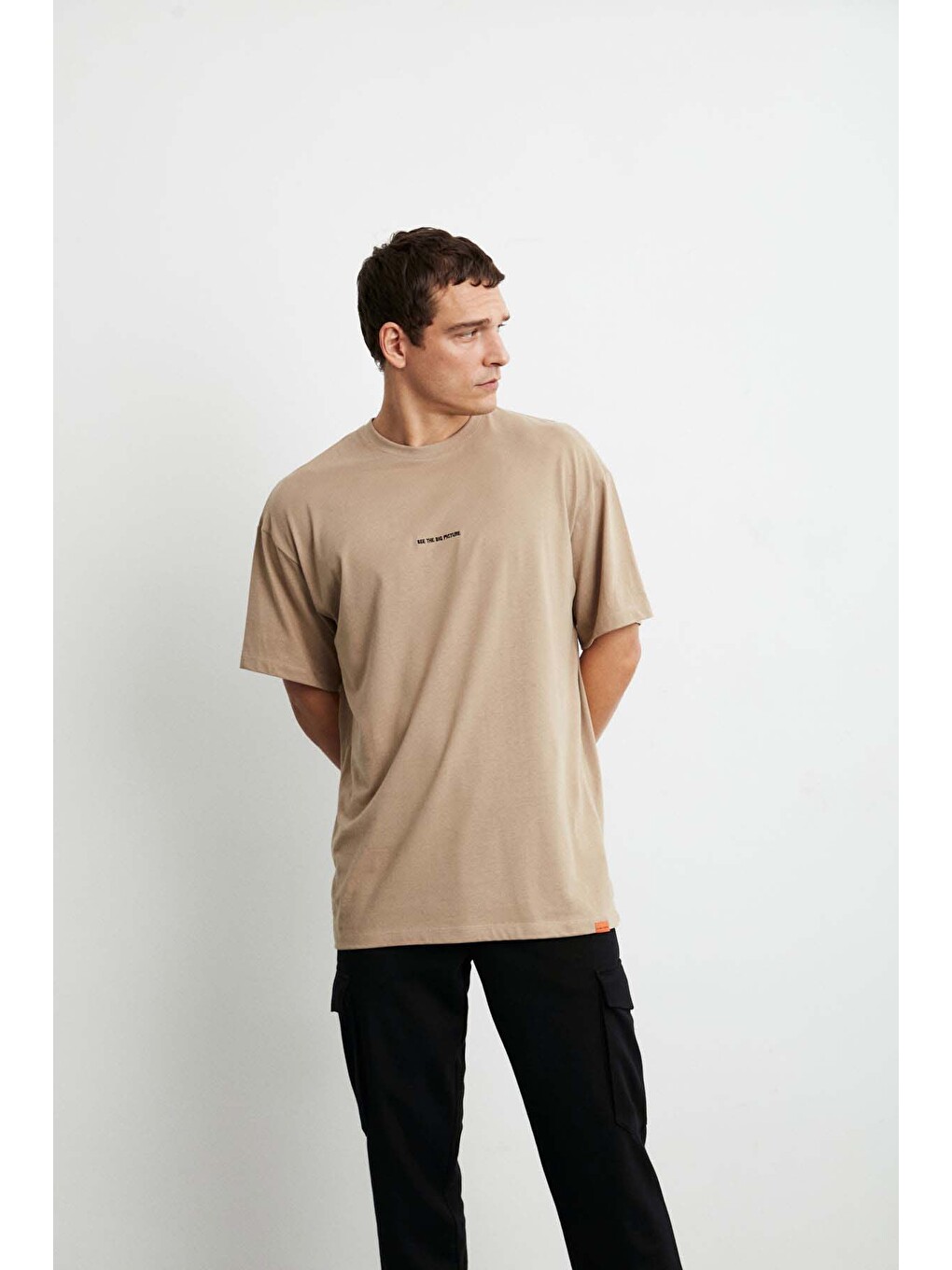 Bej RIVER Erkek Oversize Fit Bol Kesim Nakış İşlemeli Basic Örme BEJ T-Shirt-3