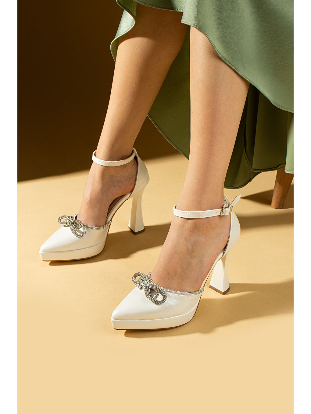 Beyaz Kalın Parlak Taş Detaylı Tokalı Platform Topuklu Kadın Ayakkabı 018-60-24Cilt-1
